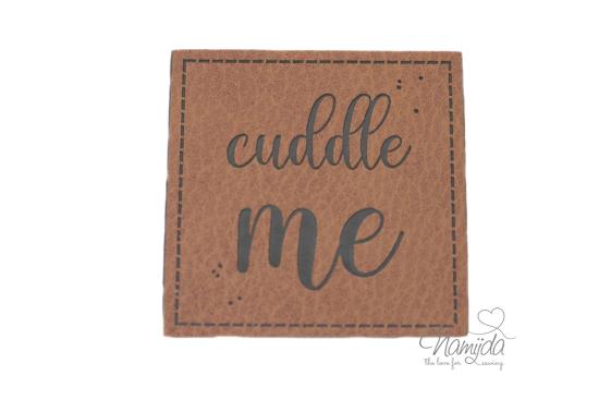 1 Stück - KuNSTLEDER LABEL - CUDDLE ME - AUFNÄHER MIT VORGEDRUCKTER NÄHNAHT - 50mm x 50mm