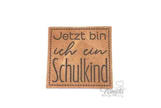 1 Stück - XL KuNSTLEDER LABEL Jetzt bin ich ein Schulkind - AUFNÄHER MIT VORGEDRUCKTER NÄHNAHT - 40mm x 40mm