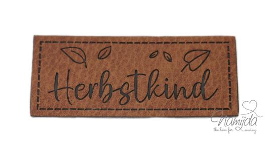 1 Stück - KuNSTLEDER LABEL - HERBSTKIND / HERBSTLIEBE - AUFNÄHER MIT VORGEDRUCKTER NÄHNAHT -  60mm x25mm