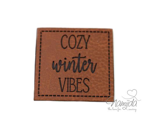 1 Stück - KuNSTLEDER LABEL - COZY winter VIBES - AUFNÄHER MIT VORGEDRUCKTER NÄHNAHT - 40mm x 40mm