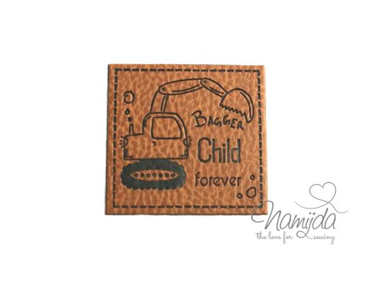 1 Stück - KuNSTLEDER LABEL - BAGGER CHILD FOREVER - AUFNÄHER MIT VORGEDRUCKTER NÄHNAHT - 40mm x 40mm