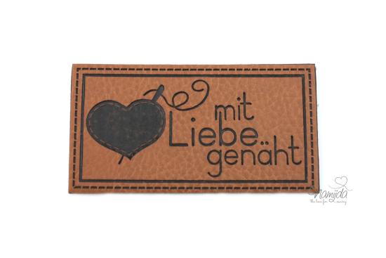 1 Stück - KuNSTLEDER LABEL - mit*Liebe*genäht - AUFNÄHER MIT VORGEDRUCKTER NÄHNAHT -   65mm x 35mm