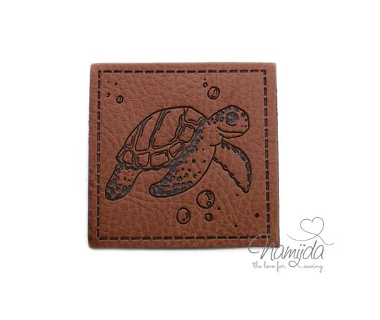 1 Stück - SOFT KuNSTLEDER LABEL - SCHiLDKRöTE - AUFNÄHER MIT VORGEDRUCKTER NÄHNAHT - 40mm x40mm