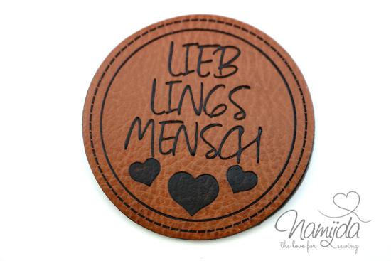 1 Stück - KuNSTLEDER LABEL LIEBLINGSMENSCH - KREIS - AUFNÄHER MIT VORGEDRUCKTER NÄHNAHT- 50mm x 50mm