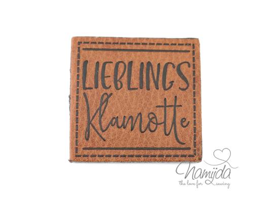 1 Stück - XL KuNSTLEDER LABEL LIEBLINGS KLAMOTTE - AUFNÄHER MIT VORGEDRUCKTER NÄHNAHT - 40mm x 40mm