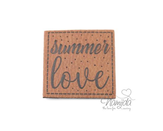 1 Stück - XL KuNSTLEDER LABEL SUMMER LOVE - AUFNÄHER MIT VORGEDRUCKTER NÄHNAHT - 40mm x 40mm