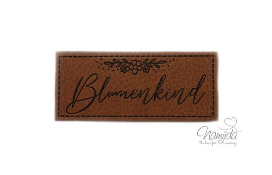 1 Stück - KuNSTLEDER LABEL - BLUMENKIND - AUFNÄHER MIT VORGEDRUCKTER NÄHNAHT - 70mm x 30mm