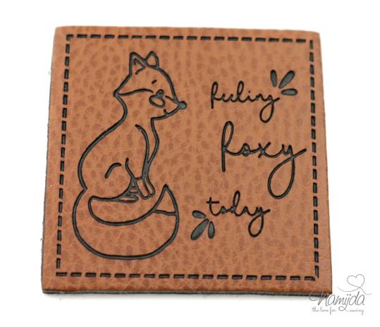 1 Stück - KuNSTLEDER LABEL - FOXY TODAY - AUFNÄHER MIT VORGEDRUCKTER NÄHNAHT -  40mm x 40mm