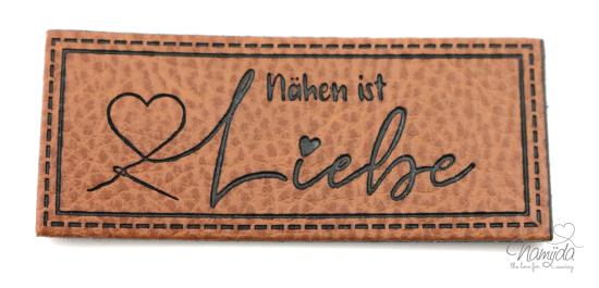 1 Stück - KuNSTLEDER LABEL - NÄHEN IST LIEBE - AUFNÄHER MIT VORGEDRUCKTER NÄHNAHT -  60mm x 25mm