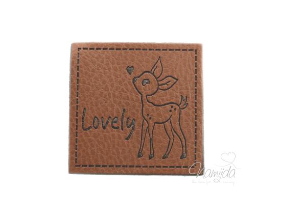 1 Stück - SOFT KuNSTLEDER LABEL - Lovely Deer - AUFNÄHER MIT VORGEDRUCKTER NÄHNAHT -  40mm x40mm