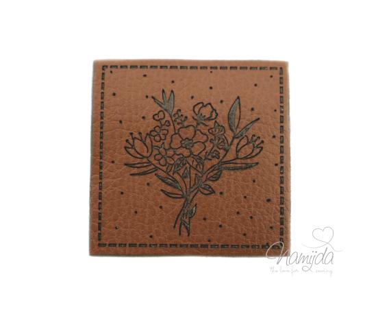 1 Stück - SOFT KuNSTLEDER LABEL - BLUMENSTRAUß - AUFNÄHER MIT VORGEDRUCKTER NÄHNAHT -  40mm x40mm