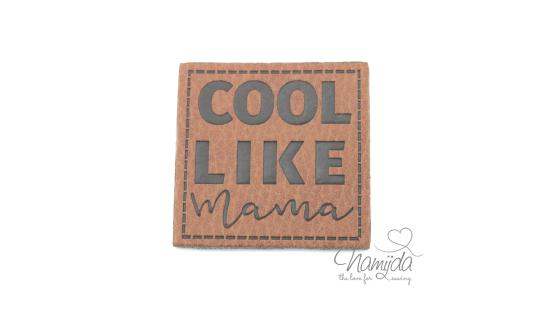 1 Stück - XL KuNSTLEDER LABEL COOL LIKE MAMA - AUFNÄHER MIT VORGEDRUCKTER NÄHNAHT - 40mm x 40mm