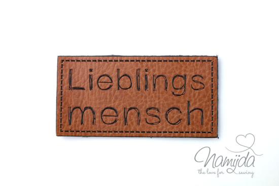 1 Stück - XL KuNSTLEDER LABEL (EIGENPRODUKTION NAMIJDA) LIEBLINGSMENSCH AUFNÄHER MIT VORGEDRUCKTER NÄHNAHT - 60mm x 30mm