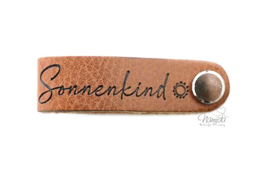 1 Stück - KNiCK MiCH KuNSTLEDER LABEL - SONNENKIND + KuPFER VERNICKELTE SCHRAUBE