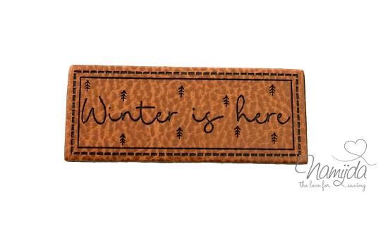 1 Stück - X-MAS KuNSTLEDER LABEL - WiNTeR is HeRe - AUFNÄHER MIT VORGEDRUCKTER NÄHNAHT - 60mm x 25mm