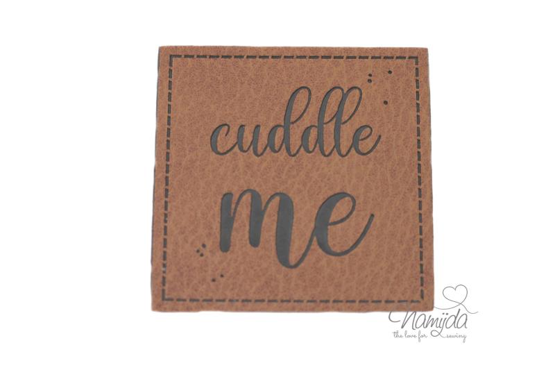 1 Stück - KuNSTLEDER LABEL - CUDDLE ME - AUFNÄHER MIT VORGEDRUCKTER NÄHNAHT - 50mm x 50mm