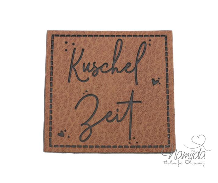 1 Stück - KuNSTLEDER LABEL -KUSCHELZEIT - AUFNÄHER MIT VORGEDRUCKTER NÄHNAHT - 45mm x 45mm