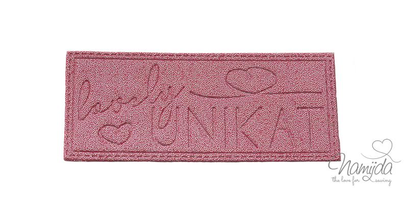 1 Stück - REFLEKTIERENDES LABEL - LOVELY UNIKAT GLITTER PINK - AUFNÄHER MIT VORGEDRUCKTER NÄHNAHT - 70mm x 30mm