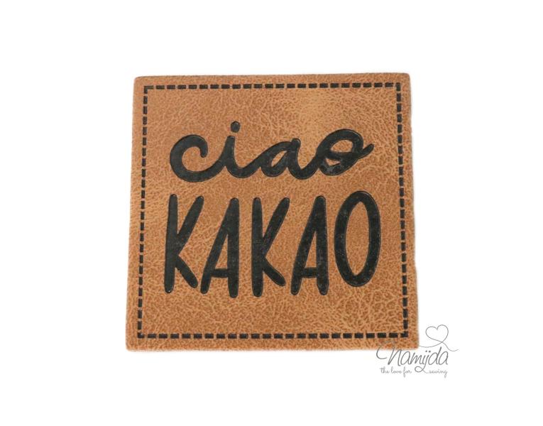 1 Stück - XL KuNSTLEDER LABEL CIAO KAKAO - AUFNÄHER MIT VORGEDRUCKTER NÄHNAHT - 40mm x 40mm