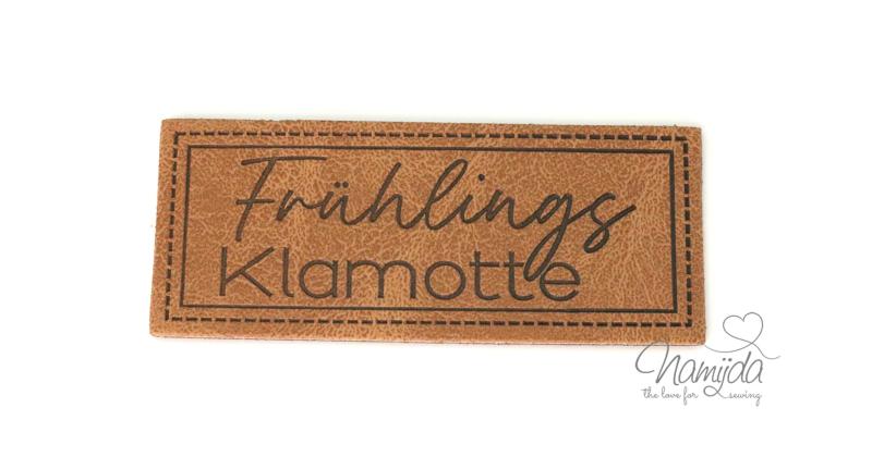 1 Stück - XL KuNSTLEDER LABEL FRÜHLINGS KLAMOTTE - AUFNÄHER MIT VORGEDRUCKTER NÄHNAHT - 60mm x 25mm