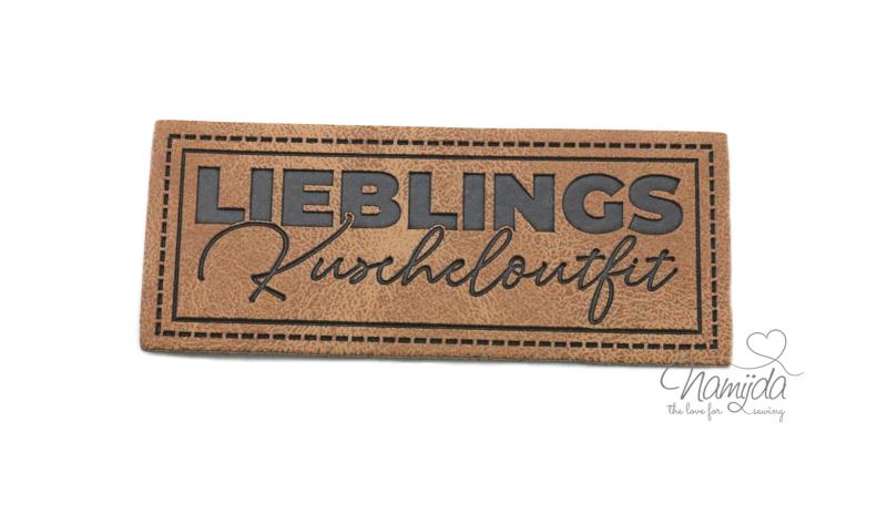 1 Stück - KuNSTLEDER LABEL - LIEBLINGS Kuscheloutfit - AUFNÄHER MIT VORGEDRUCKTER NÄHNAHT - 25mm x 60mm