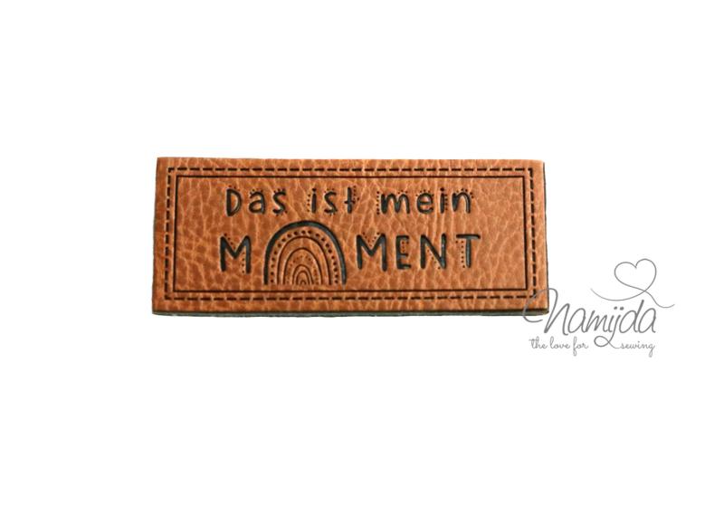 1 Stück - KuNSTLEDER LABEL - DAS IST MEIN MOMENT - AUFNÄHER MIT VORGEDRUCKTER NÄHNAHT - 40mm x 40mm