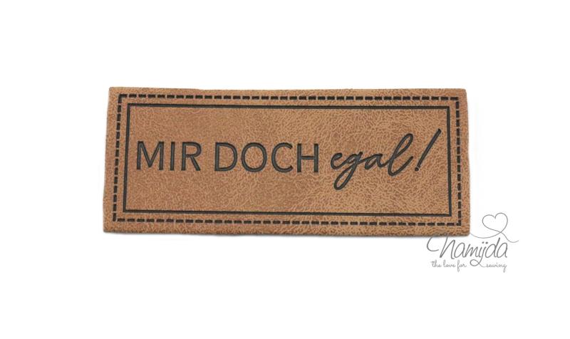 1 Stück - KuNSTLEDER LABEL - MIR DOCH egal!  - AUFNÄHER MIT VORGEDRUCKTER NÄHNAHT - 25mm x 60mm