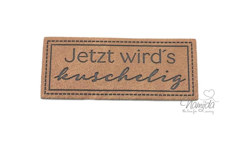 1 Stück - KuNSTLEDER LABEL - Jetzt wird´s kuschelig - AUFNÄHER MIT VORGEDRUCKTER NÄHNAHT - 25mm x 60mm