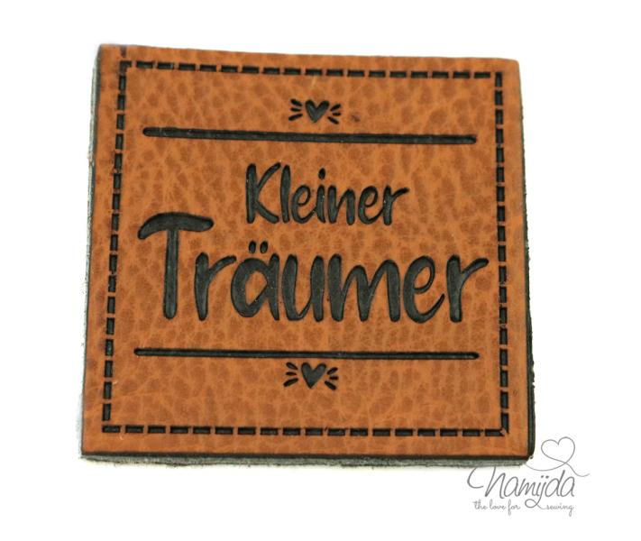 1 Stück - XL KuNSTLEDER LABEL Kleiner Träumer  - AUFNÄHER MIT VORGEDRUCKTER NÄHNAHT - 40x40mm