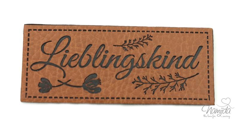 1 Stück - KuNSTLEDER LABEL - Lieblingskind - AUFNÄHER MIT VORGEDRUCKTER NÄHNAHT - 60mm x 25mm