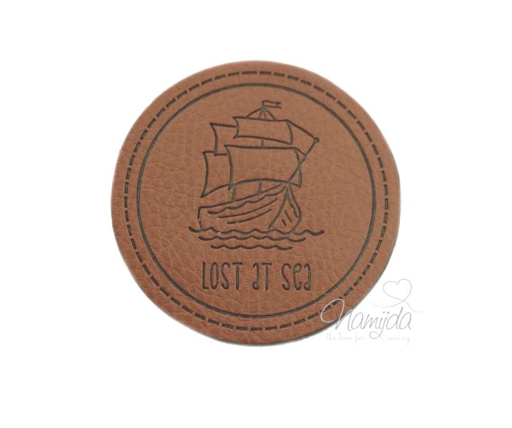 1 Stück - SOFT KuNSTLEDER LABEL - LOST aT Sea - AUFNÄHER MIT VORGEDRUCKTER NÄHNAHT -  45mm x 45mm