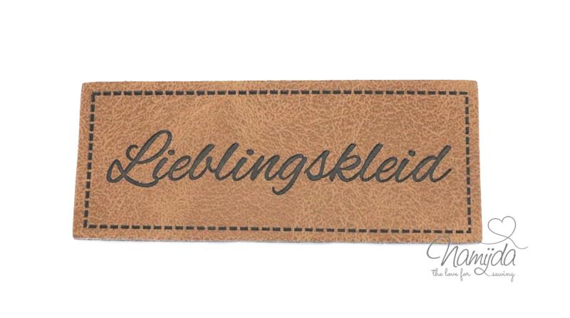 1 Stück - XL KuNSTLEDER LABEL LIEBLINGSKLEID - AUFNÄHER MIT VORGEDRUCKTER NÄHNAHT - 60mm x 25mm