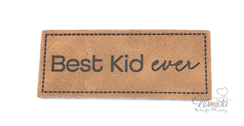 1 Stück - XL KuNSTLEDER LABEL BEST KID EVER - AUFNÄHER MIT VORGEDRUCKTER NÄHNAHT - 60mm x 25mm