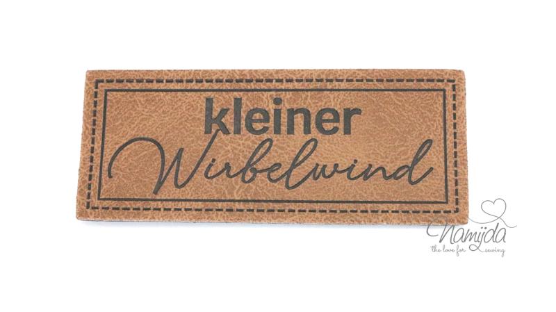 1 Stück - XL KuNSTLEDER LABEL kleiner WIRBELWIND - AUFNÄHER MIT VORGEDRUCKTER NÄHNAHT - 60mm x 25mm