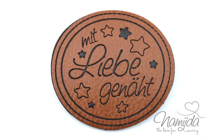 1 Stück - KuNSTLEDER LABEL - MIT LIEBE GENÄHT KREIS/STERNE - AUFNÄHER MIT VORGEDRUCKTER NÄHNAHT- 50mm x 50mm