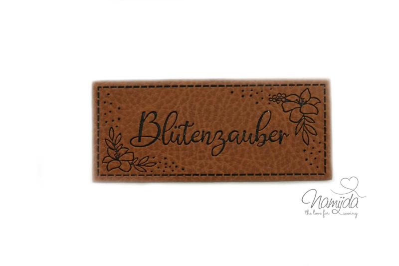 1 Stück - KuNSTLEDER LABEL - BLÜTENZAUBER - AUFNÄHER MIT VORGEDRUCKTER NÄHNAHT - 70mm x 30mm