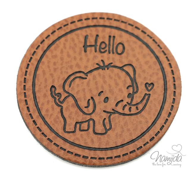 1 Stück - KuNSTLEDER LABEL - HELLO ELEFANT / ELEFANTEN - AUFNÄHER MIT VORGEDRUCKTER NÄHNAHT - Kreis 45mm