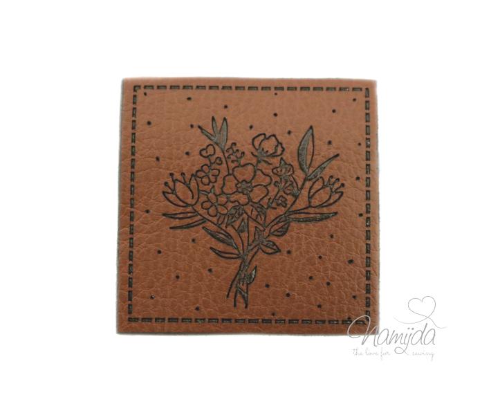 1 Stück - SOFT KuNSTLEDER LABEL - BLUMENSTRAUß - AUFNÄHER MIT VORGEDRUCKTER NÄHNAHT -  40mm x40mm