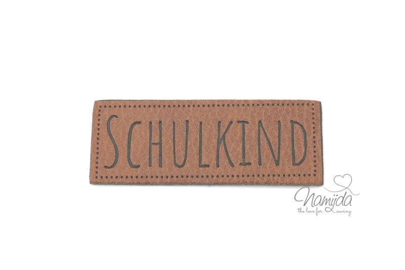 1 Stück - XL KuNSTLEDER LABEL SCHULKIND - AUFNÄHER MIT VORGEDRUCKTER NÄHNAHT - 60mm x 25mm