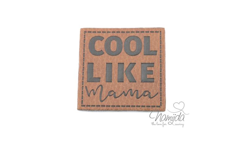 1 Stück - XL KuNSTLEDER LABEL COOL LIKE MAMA - AUFNÄHER MIT VORGEDRUCKTER NÄHNAHT - 40mm x 40mm