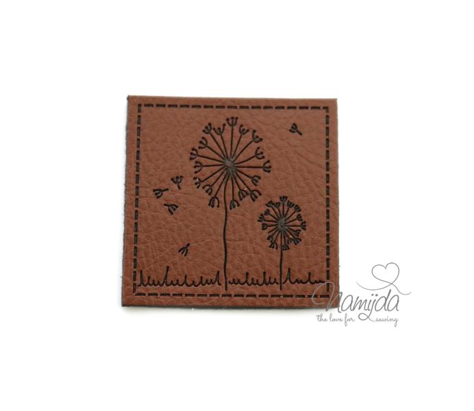 1 Stück - SOFT KuNSTLEDER LABEL - PuSTeBLuMeN - AUFNÄHER MIT VORGEDRUCKTER NÄHNAHT - 40mm x40mm