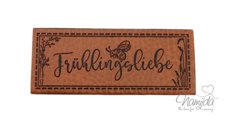 1 Stück - KuNSTLEDER LABEL - Frühlingsliebe - AUFNÄHER MIT VORGEDRUCKTER NÄHNAHT - 60mm x 25mm