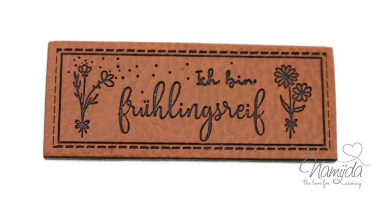 1 Stück - KuNSTLEDER LABEL - Ich bin frühlingsreif - AUFNÄHER MIT VORGEDRUCKTER NÄHNAHT - 60mm x 25mm