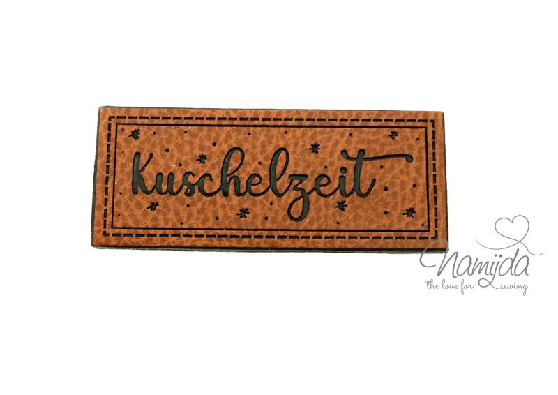 1 Stück - X-MAS KuNSTLEDER LABEL - KuScHeLZeiT - AUFNÄHER MIT VORGEDRUCKTER NÄHNAHT - 60mm x 25mm