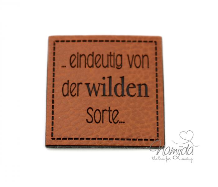 1 Stück - KuNSTLEDER LABEL - ...eindeutig von der wilden Sorte... - AUFNÄHER MIT VORGEDRUCKTER NÄHNAHT - 40mm x 40mm